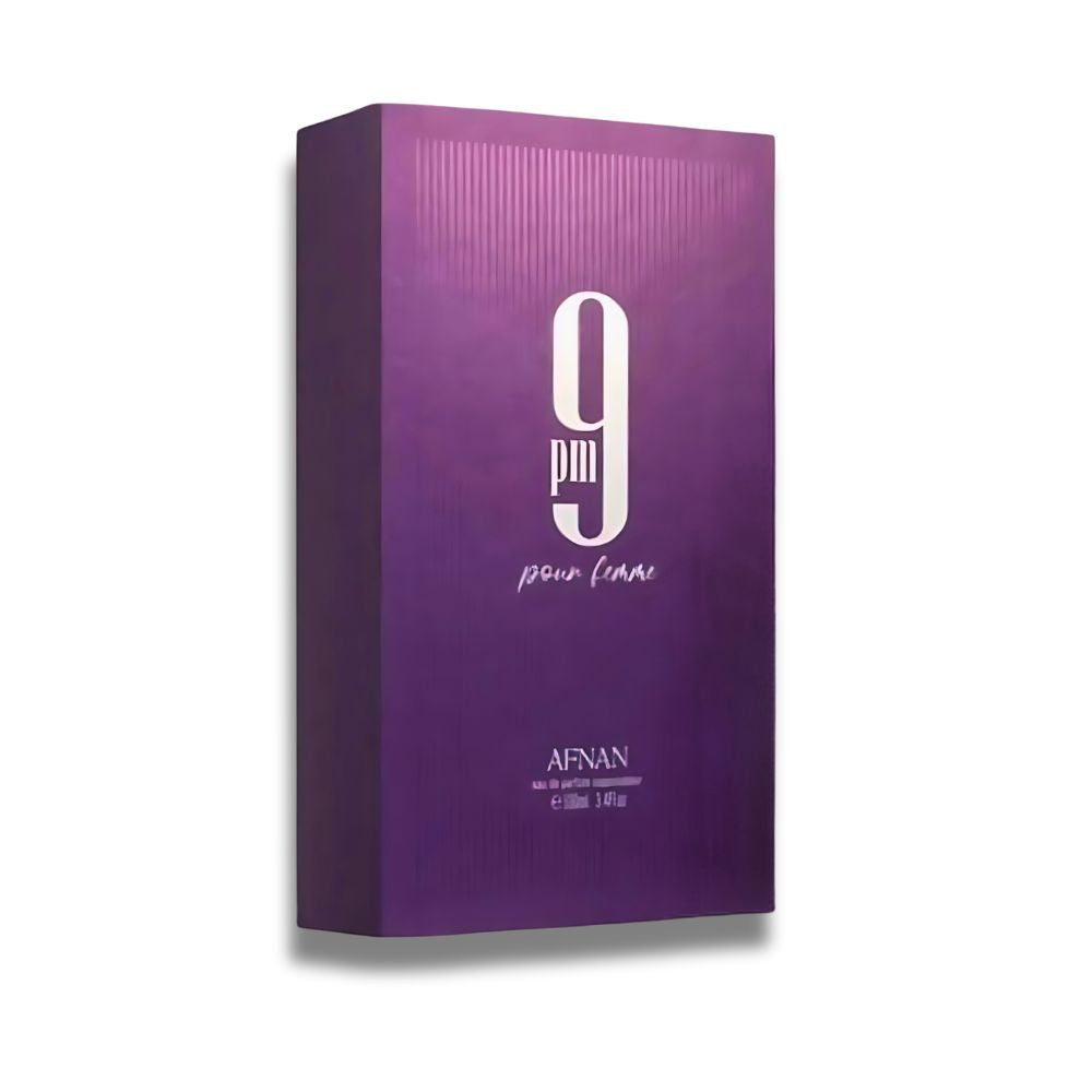 Estuche de AFNAN 9 PM Pour Femme Eau de Parfum 100 ml – Estuche texturizado en púrpura con el logotipo '9 PM' destacado en blanco. El diseño minimalista y elegante refleja la sofisticación y modernidad del perfume.