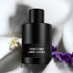 Estuche de Tom Ford Ombre Leather Eau de Parfum 100 ml – Estuche negro con un diseño minimalista que resalta el logotipo de Tom Ford. El diseño sofisticado y sobrio refleja la exclusividad del perfume.